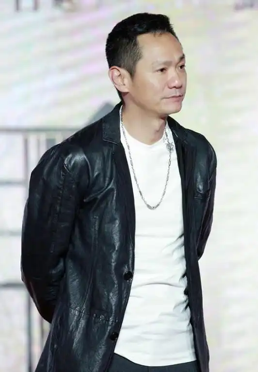 回顾果靖霖妻子去世他发誓永不再娶53岁无儿无女独自生活