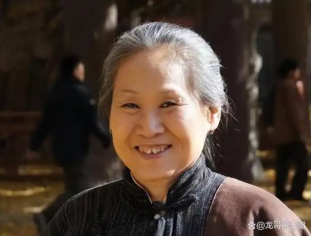 苇青在60岁时回归舞台,成为了一名杰出的话剧演员,正式开始了自己的