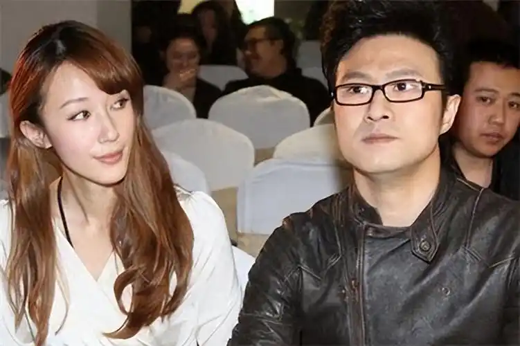 汪峰的前妻都很漂亮,她的第一任妻子是著名的女主持齐丹,当时在四川有