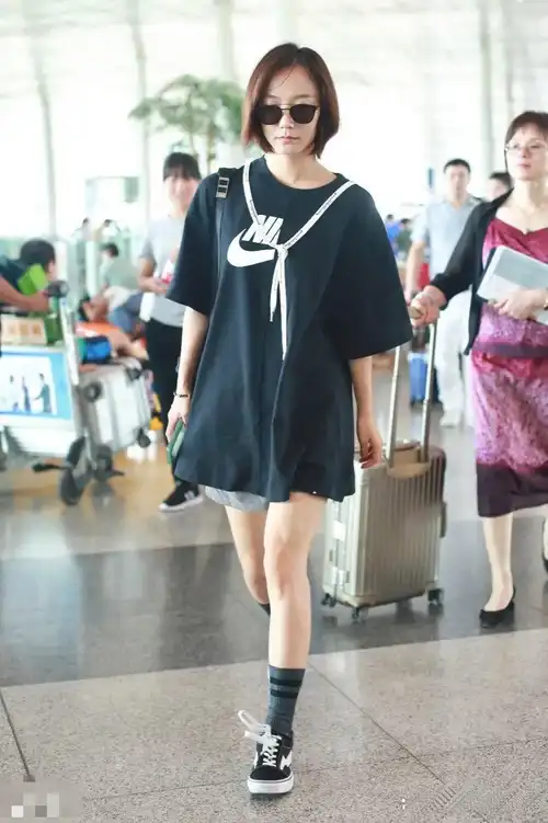 王珞丹的穿搭真有个性,169cm的身高穿出了独特风格,背着帽子的样子