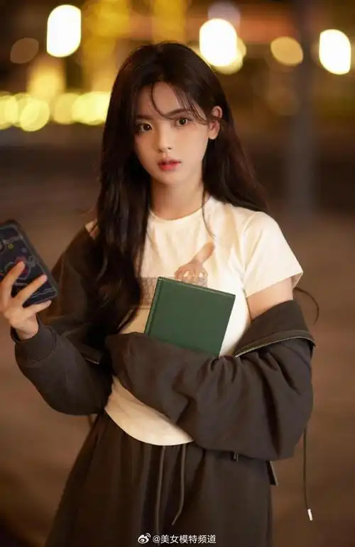 杨超越街头校园风写真温柔灵动