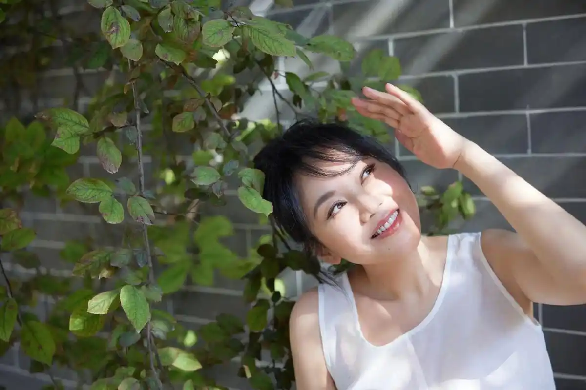 #闫妮 #笑的太甜啦 😍 #闫妮侧颜照 #夏日小清新 - 抖音