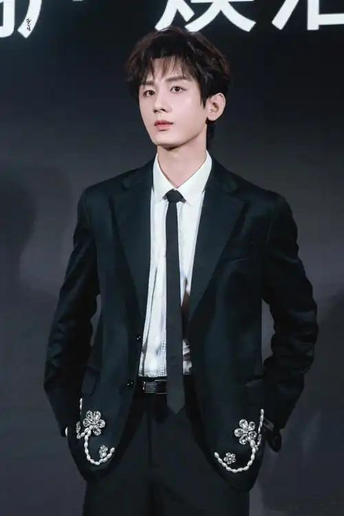 成毅黑西装上班