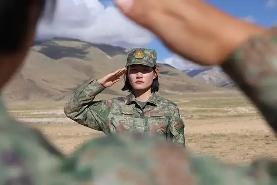 近日,西藏军区某旅换装21迷彩作训服,一名女兵在战位敬礼报告.