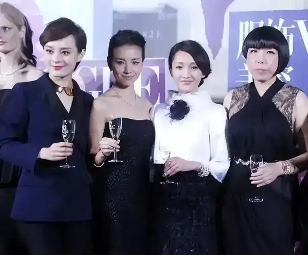 周迅又矮又没胸算不算美女看她和章子怡袁泉合照就知道