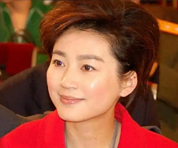 央视主播王小丫:一婚嫁富豪,二婚嫁大13岁高管,如今55岁怎样了