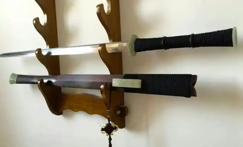 玉汉剑还是一把汉剑,玉汉剑整体剑身弹性好,可以弯曲.