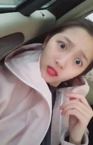 关晓彤晒视频模仿千颂伊因黑眼圈太重被32岁网友叫阿姨