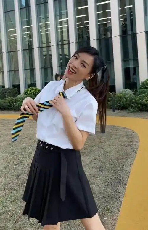 直播当天张庭身穿白衬衫黑短裙的学生装扎着双马尾,漫画腿加上冻龄