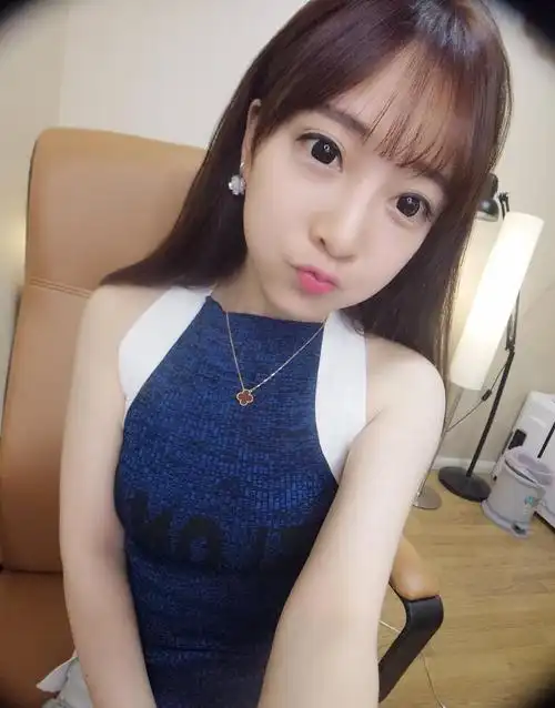 美女主播冯提莫生活照