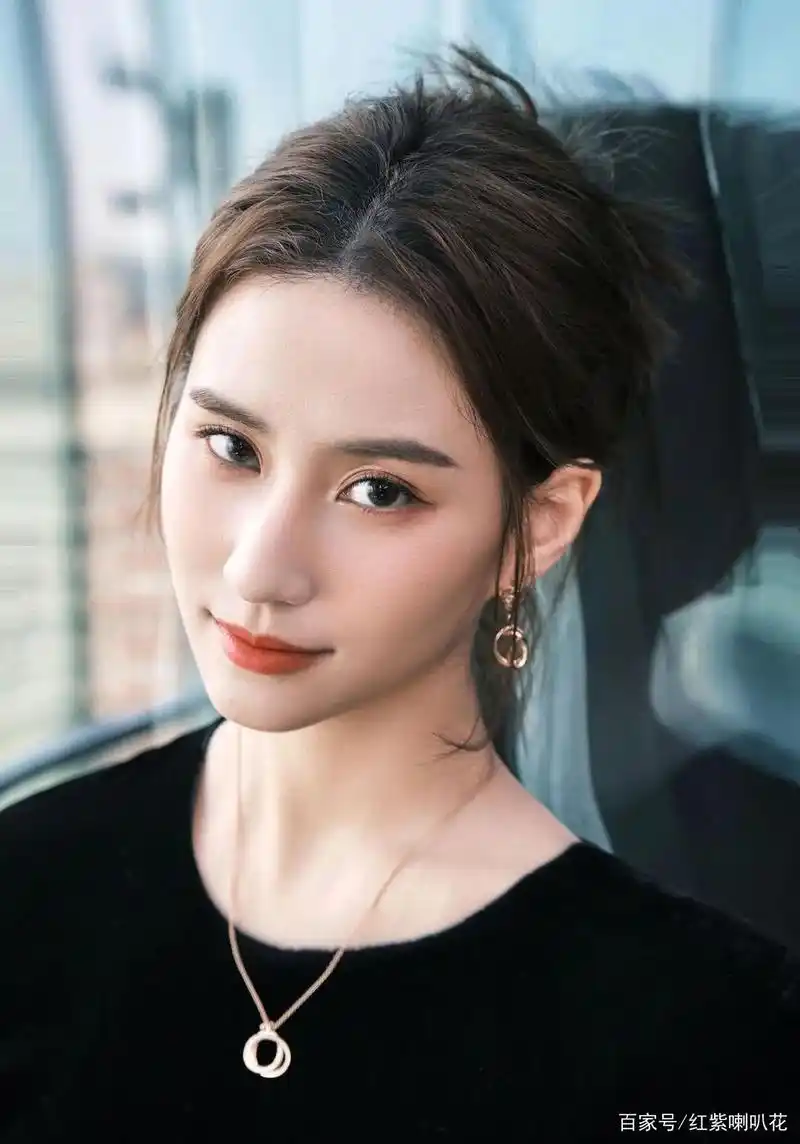 何超莲好好看,状态也一直在线 名媛千金的气质就是不一样呀