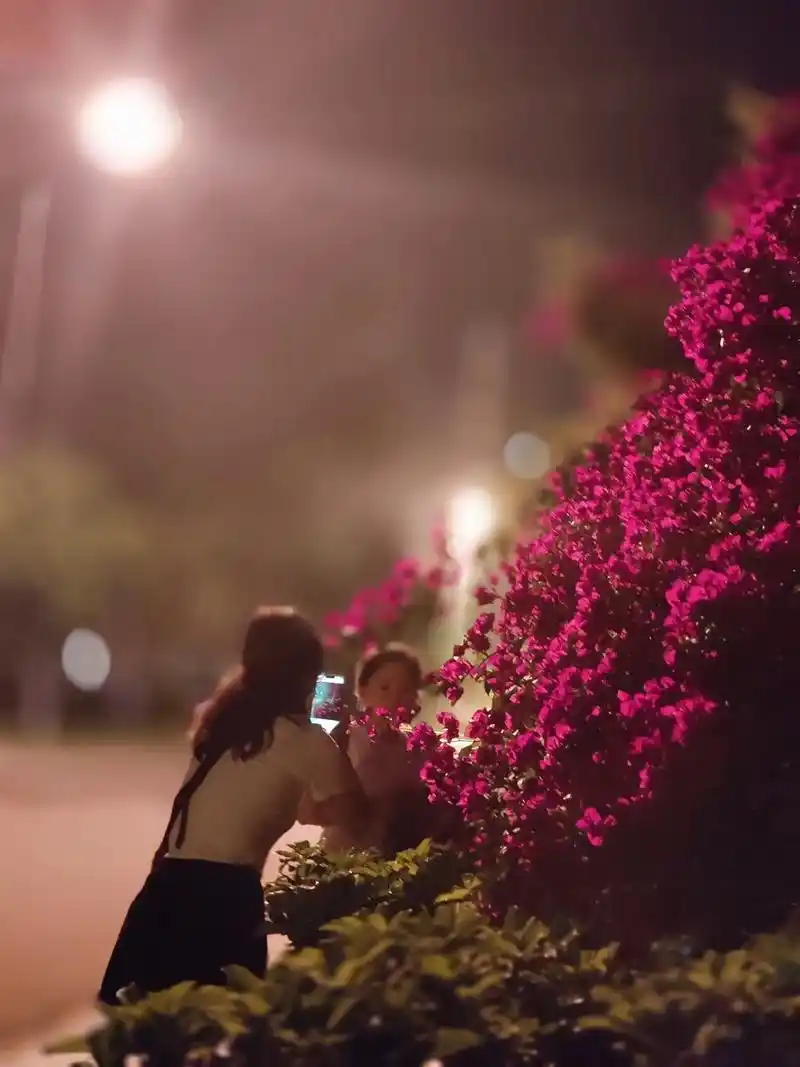 小姐妹儿相亲失败,凌晨两点路边拍照开心一下#路灯下的影子 # - 抖音