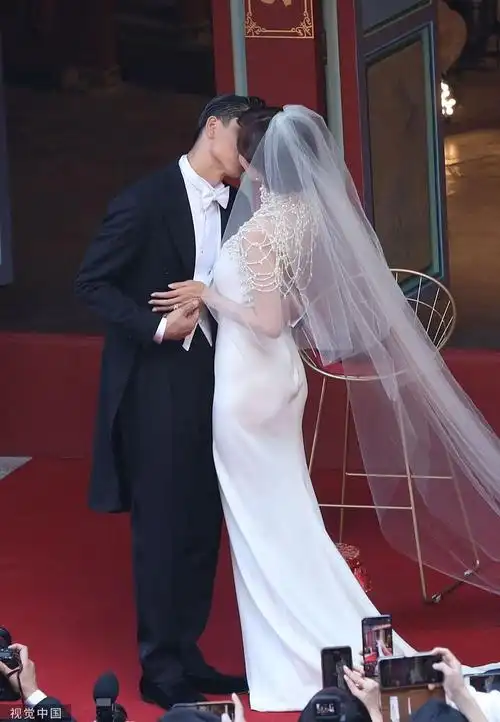 组图:永远幸福!林志玲akira婚礼现场甜蜜拥抱接吻