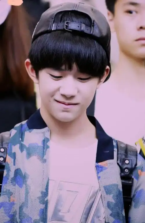 易烊千玺坏笑系列魅惑来袭 , 危险又迷人的"小家伙"