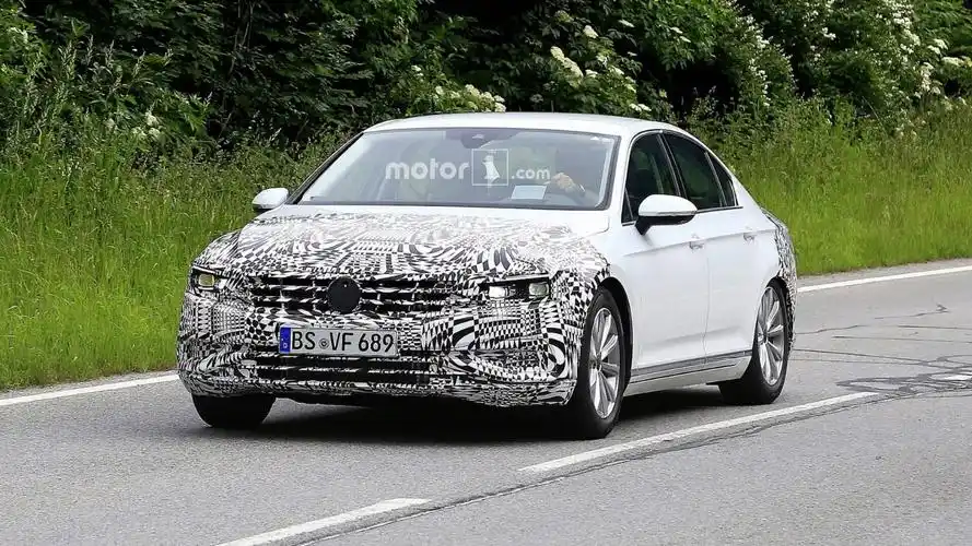 大众全新迈腾路试谍照