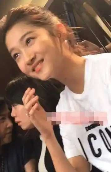 粉丝给关晓彤拍照故意关掉美颜,看到她原相机下的模样,鹿晗赚了_作品