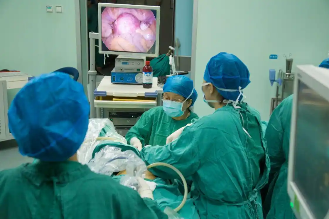 手术中(2)手术中(3)腹腔镜下,成功施行微创巨大子宫次全切除术入院后