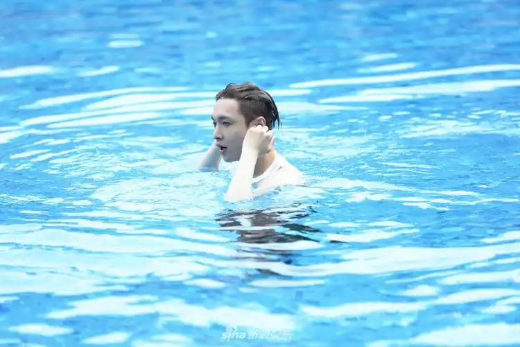 《极限挑战》张艺兴白衬衫帅气俊俏 泳池湿身照曝光 (2)