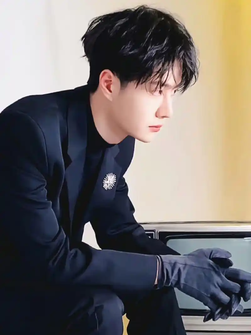 肖战王一博微博之夜,黑白配,想起了当你朱一龙白宇春晚黑白配的跨时空