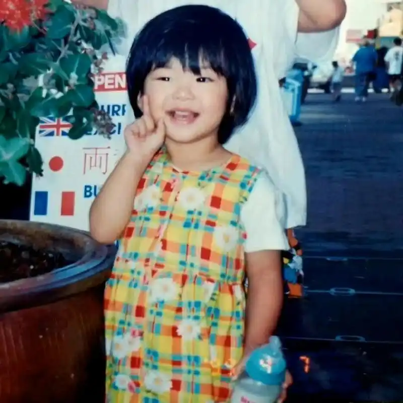 朴彩英生日晒短发童年照 好萌好可爱哇!