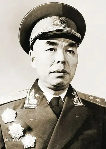 1955年被授予中将军衔和一级八一勋章,一级独立自由勋章,一级解放勋章