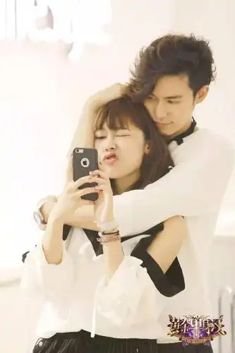 看着陈楚河和其他女生互动但是,因为在意,她开始不安浪漫的三亚海边