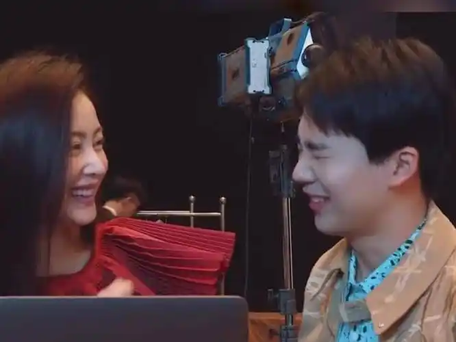 张天爱和小8岁郭麒麟拍写真,两人的姿势被00后模仿,专属时尚_时候