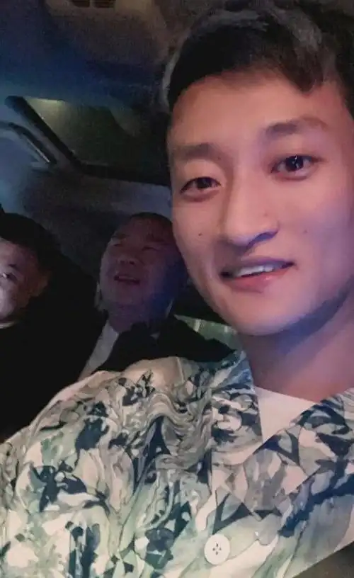 刘大美人婚礼现场,浩南与祁天道爆发冲突,祁天道被抬了出去