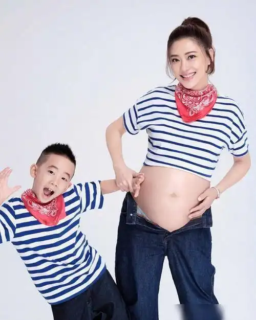 应采儿二胎儿子罕见出镜头发浓密有肉感被哥哥亲吻额头好有爱