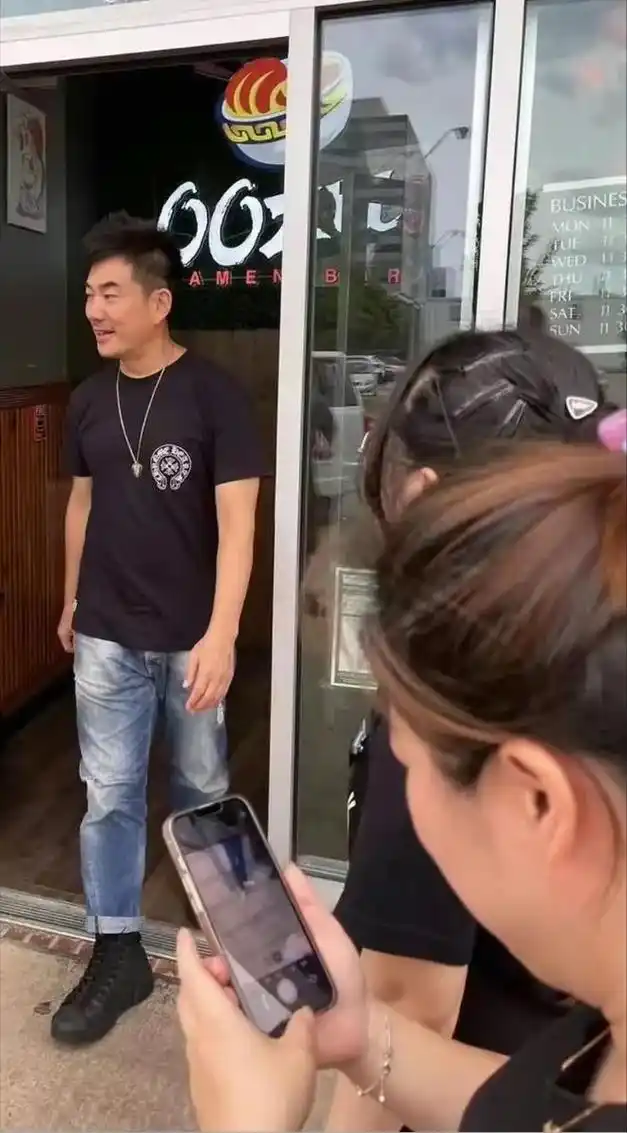 任贤齐在美国的近况被曝:和54岁的老婆在越南餐馆用餐,状态超好