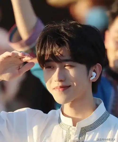 25岁蔡徐坤关注美女事件后续!