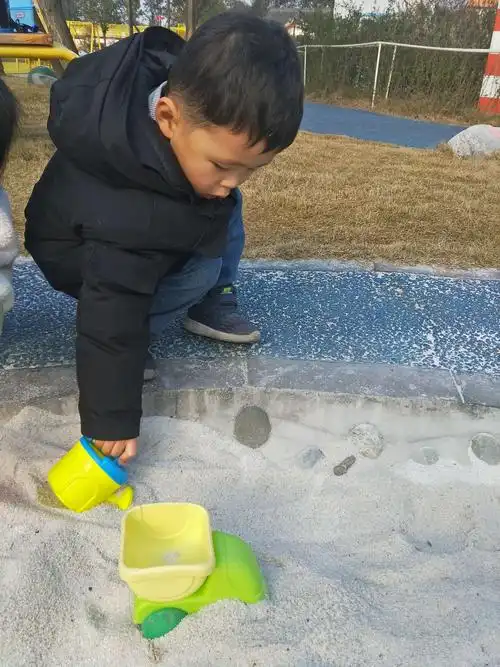 小孩子为什么喜欢玩沙子 小孩子玩沙有什么好处