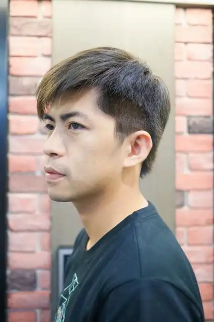 侧面鬓角有个帅气的角度 (?