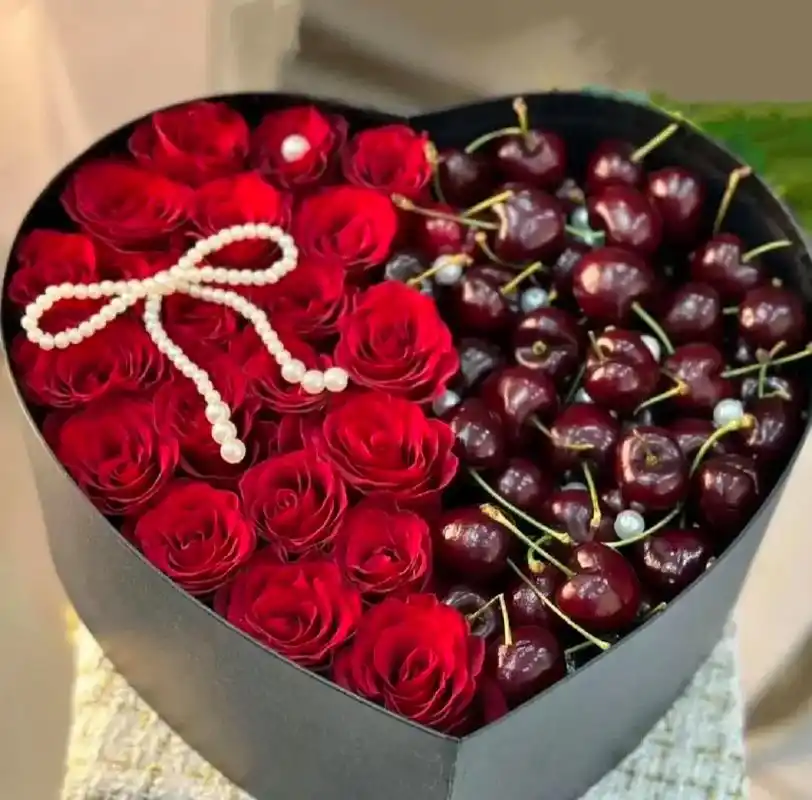 车厘子花束花语每一个瞬间我都觉得真贵无比你是我不期而遇的温暖世界