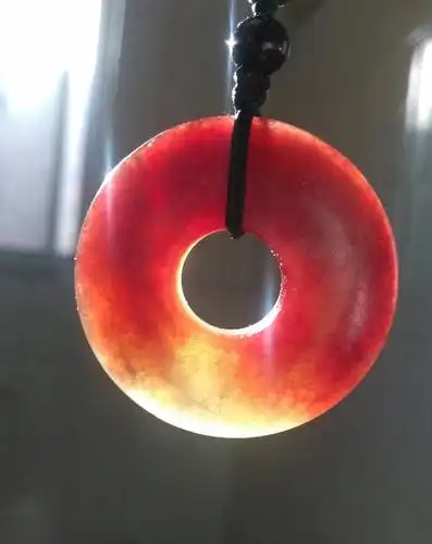 请藏友鉴赏一下血玉平安扣挂件!