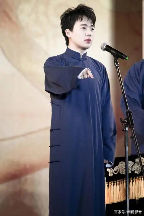 穿大褂的郭麒麟让人想起"温润如玉"这几个字