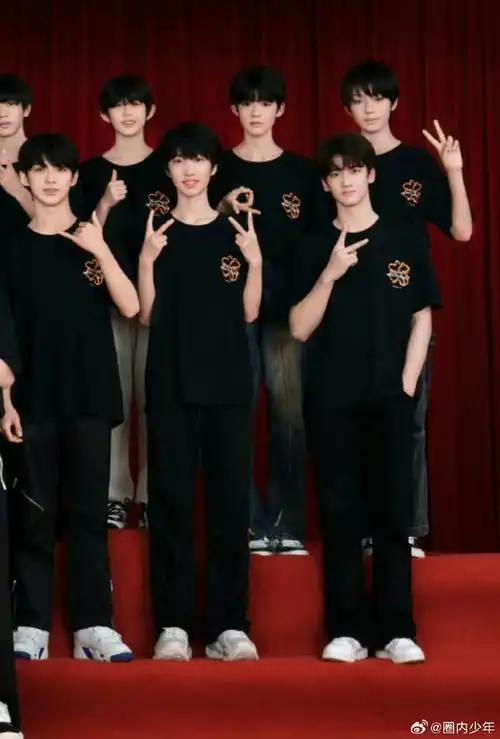 时代峰峻家族合影,整这个十四周年家族服,公司没人告诉tf四代的小朋友