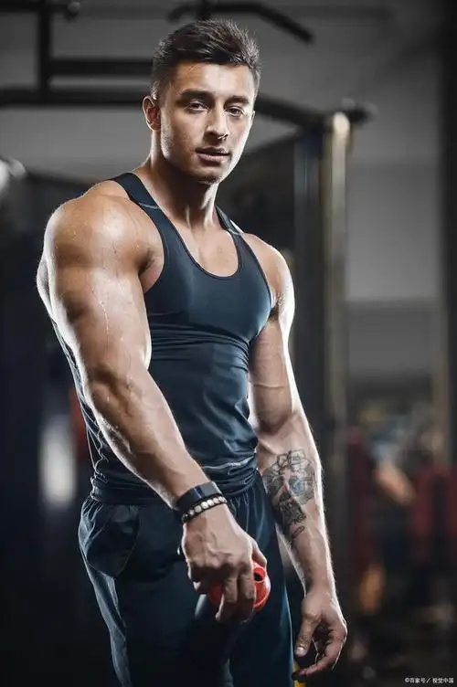 一个不胖不瘦的男生,每天运动一小时,多久能练出肌肉?