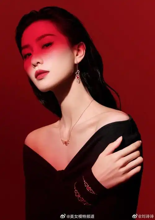 刘诗诗穿黑色v领裙大秀锁骨 皮肤白皙妆容精致优雅迷人