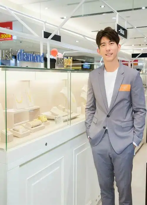 修杰楷逛金店买1万元黄金手链送贾静雯,还给咘咘买1800元吊坠!