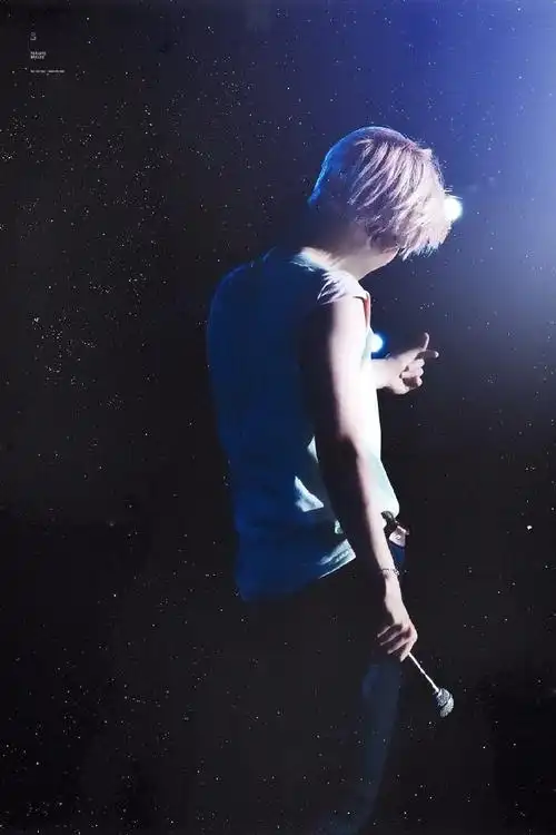 边伯贤超话bbh#边伯贤天才爱豆#在你身后  看着你的背影  那也是一种