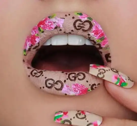 简单的涂口红已经不能满足了,在嘴唇上也能发挥自己的画画功底.