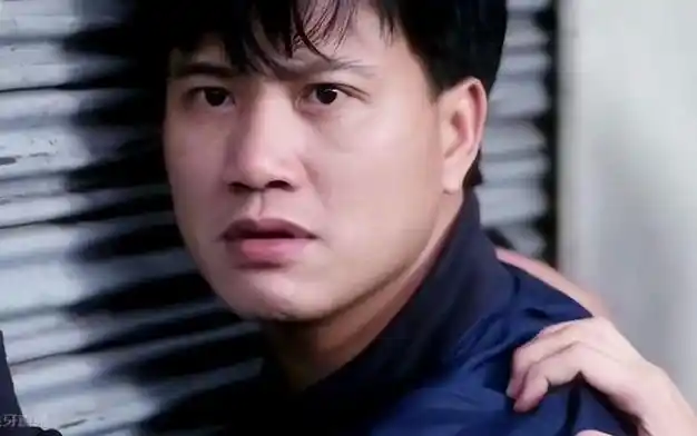 65岁流氓大亨万梓良当众亲吻美女被批风流成性