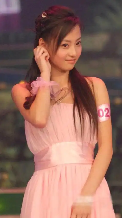 张嘉倪选秀时期照片曝光,天然美女还是后期美女,一目了然