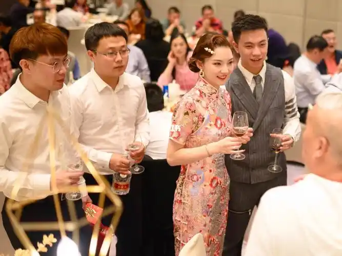 我的敬酒服 最近刚拿到婚礼的精修图 果然发现自己的敬酒服没有选错!