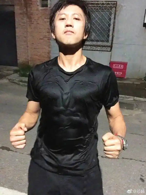 近日,邓超在微博晒出了自己为了拍戏先增肥又减肥的照片.