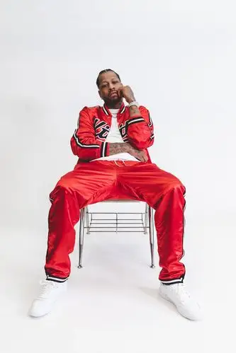 忠艾一生,名人堂球员艾弗森穿着演绎潮店联名 lookbook