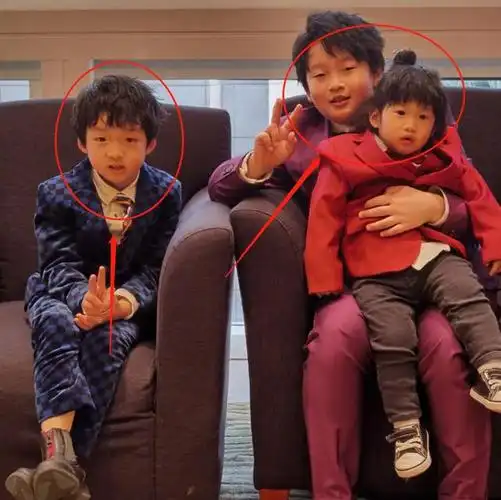 三个儿子同框出镜,轩轩浩浩身高直追爸爸