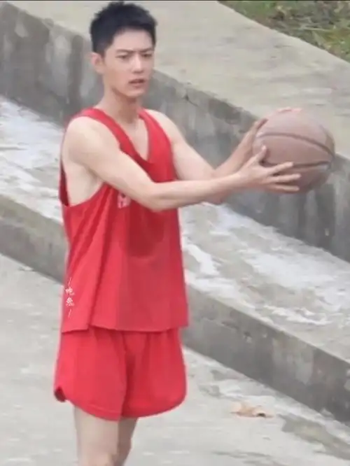 终于看到肖战大帅哥打篮球啦