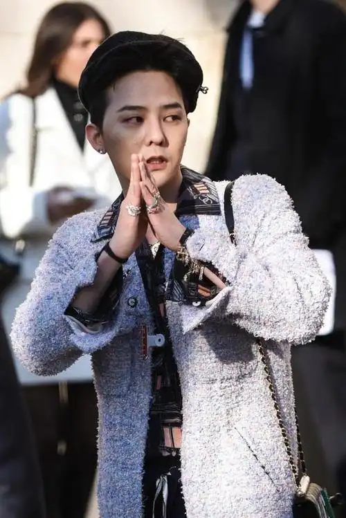 权志龙穿潮装出席活动,小香风时尚新潮,生图也有沧桑感